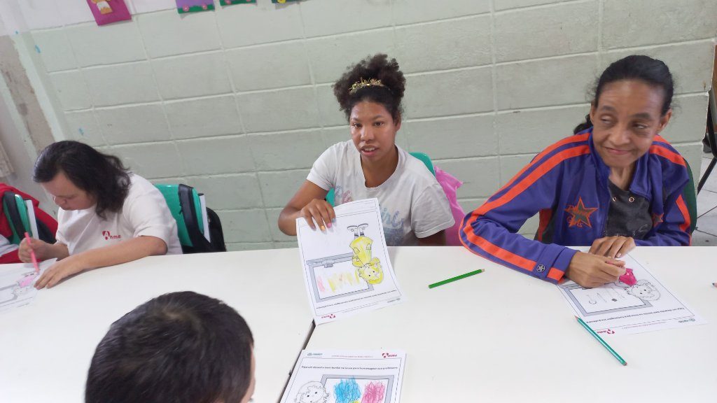 Crianças e adolescentes em atividade prática educativa em sala